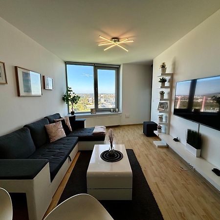 Three Towers With Beautiful View And Parking! Appartement Bratislava Buitenkant foto